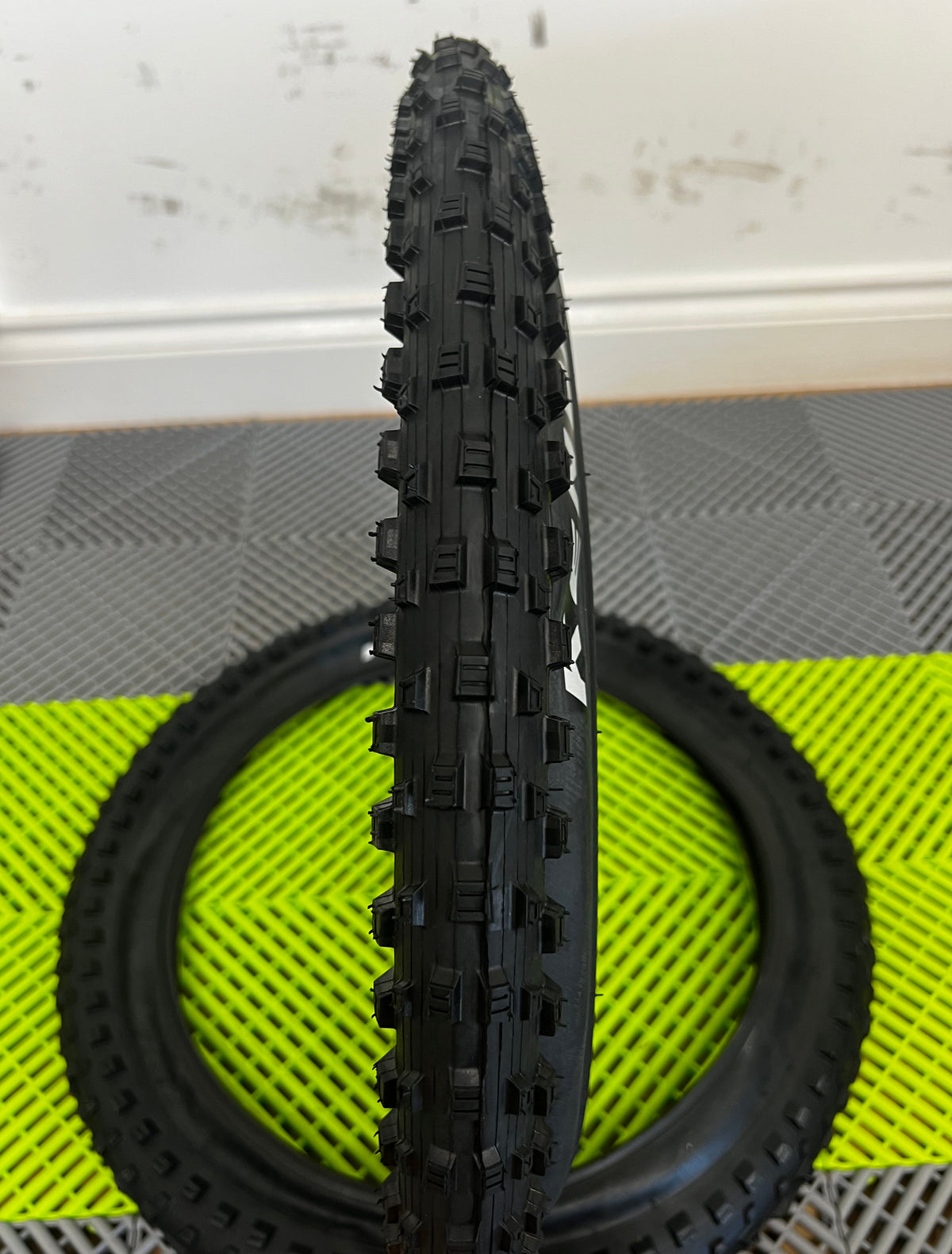 Amped A20 Pro Tyre Set (20x2.60) – Replacement Off-Road Grip Tyres (Pair)