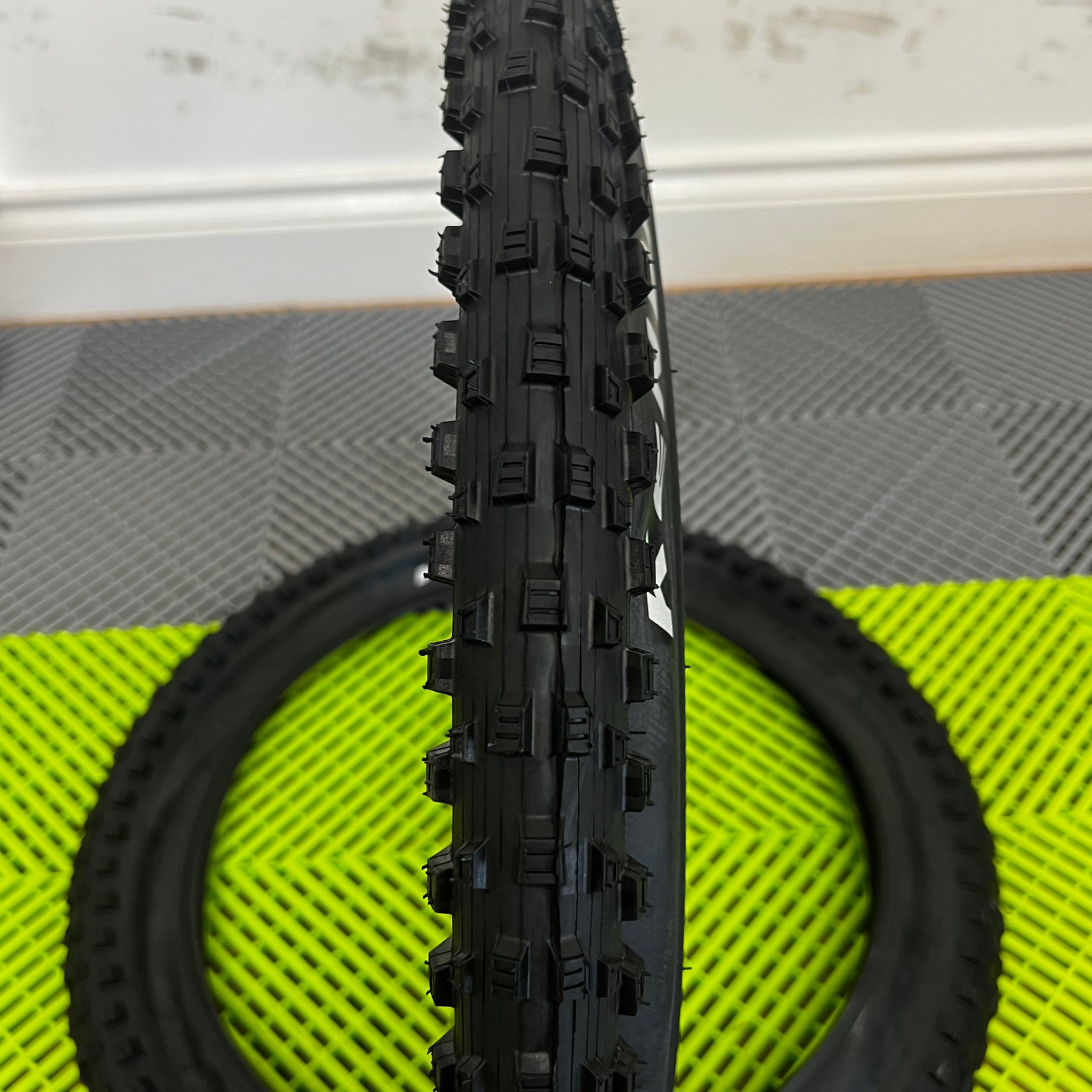 Amped A20 Pro Tyre Set (20x2.60) – Replacement Off-Road Grip Tyres (Pair)